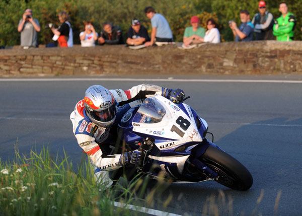 Dan Kneen switches to Suzuki machines and aims high at 2012 Isle of Man ...